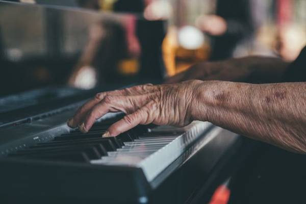 Exercices au piano.